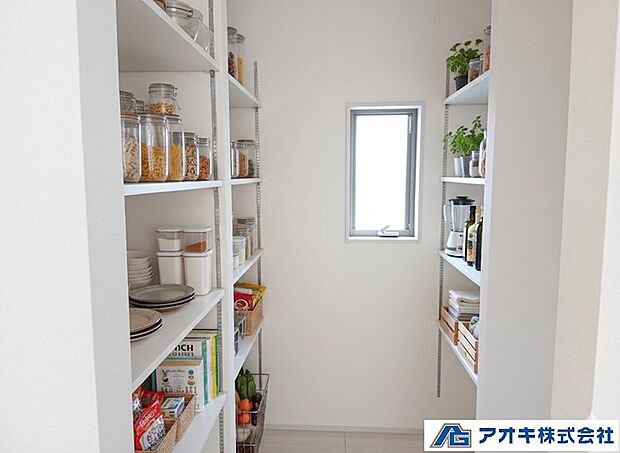 ●可動棚仕様のパントリー（家具はCGです。）