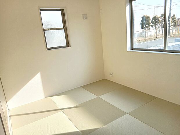 ●4.5帖の和室。突然の来客やお子様の遊び場としてご利用いただけます♪