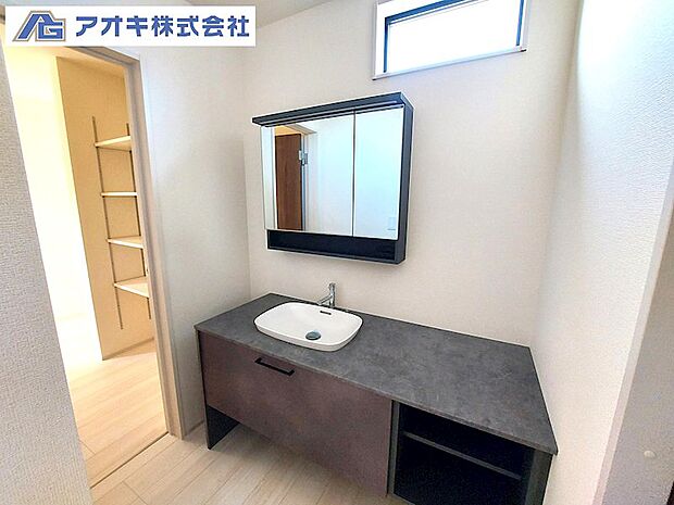 デザインに拘っただけでなくミラーキャビネットの中には収納ボックスがたくさんございます♪