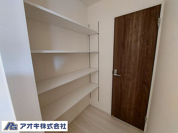 ●可動棚仕様のパントリー