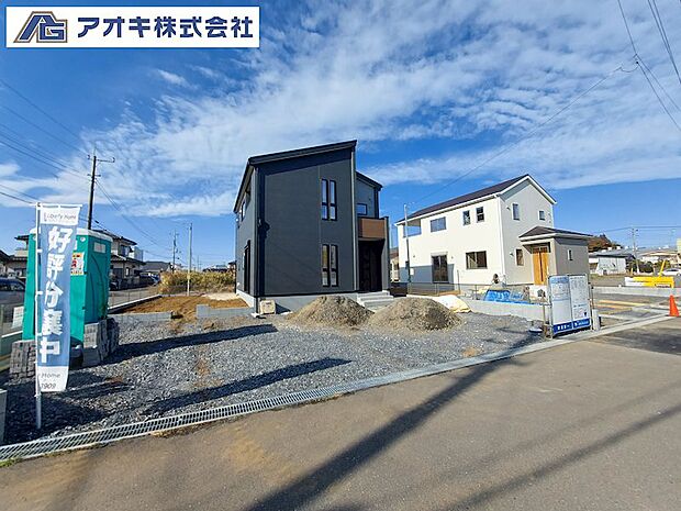 5.7mと広々とした前面道路がストレスなく車庫入れを可能にしてくれます♪