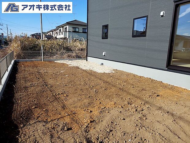 現況渡しです。ウッドデッキや人工芝のご依頼も承っております。