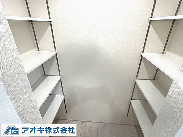 類似仕様パントリー　可動棚になっている為、収納物の大きさに合わせて調整可能！