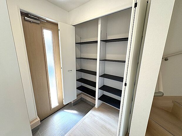 同間取物件写真　天井まで棚がしっかりある為、収納力抜群です。