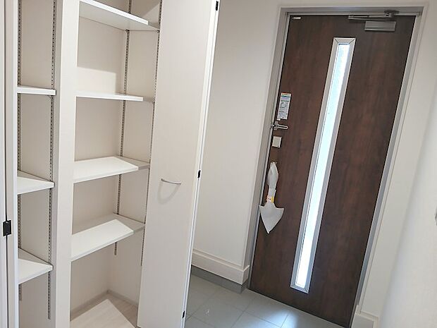 ブーツや長物のシューズも楽々収納可能♪