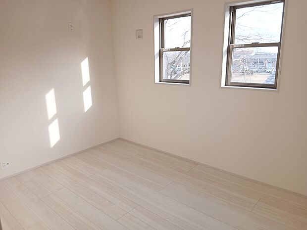 8帖の主寝室。南側に面しているので日当たり良好♪