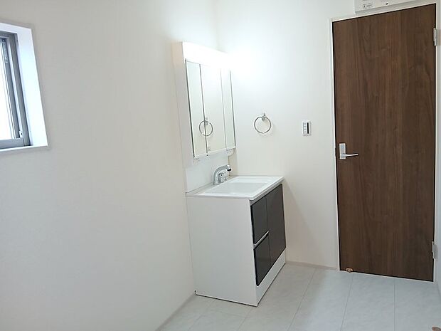 ミラー扉の内側がすべて収納スペースになっています。