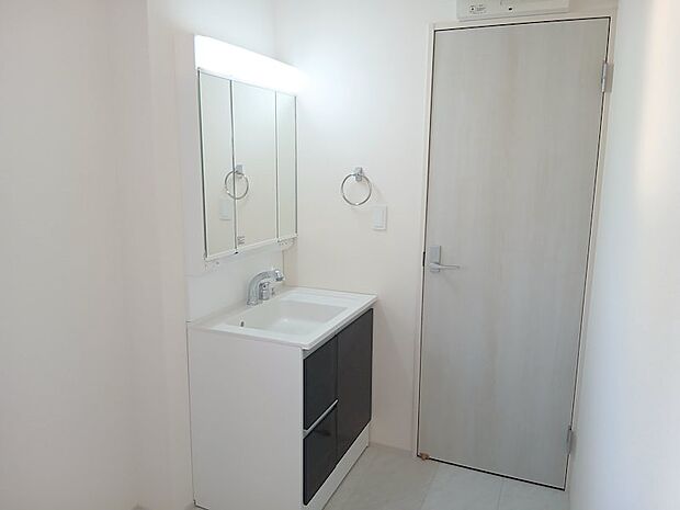 3面鏡の中には収納たっぷりな収納棚♪