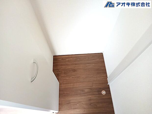 玄関ホールに0.25帖に収納庫。掃除機などをしまうにはちょうどいい空間です！