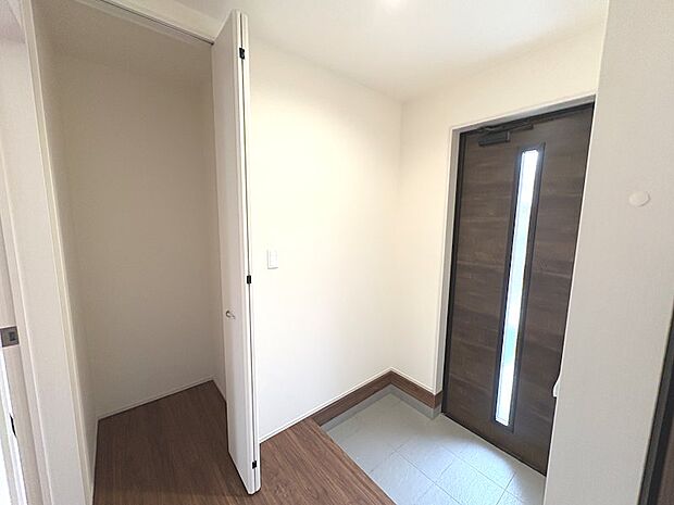 玄関はお家の顔ともいわれる大事な場所です!靴を散乱したままにしたくない方に大変便利な大容量収納となっております♪