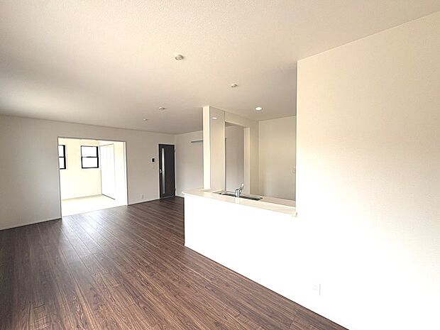 木のぬくもりを感じるナチュラルな内装。家族の会話が弾む、心地よい団らんの場。