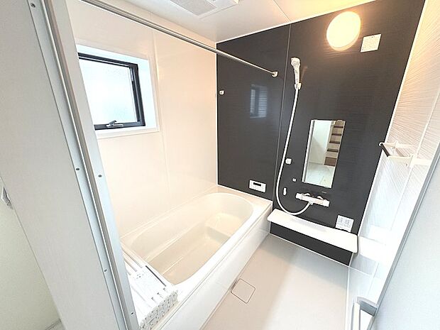 ゆったりとした一坪タイプのバスルーム。一日の疲れを癒やすリラックスタイムを。