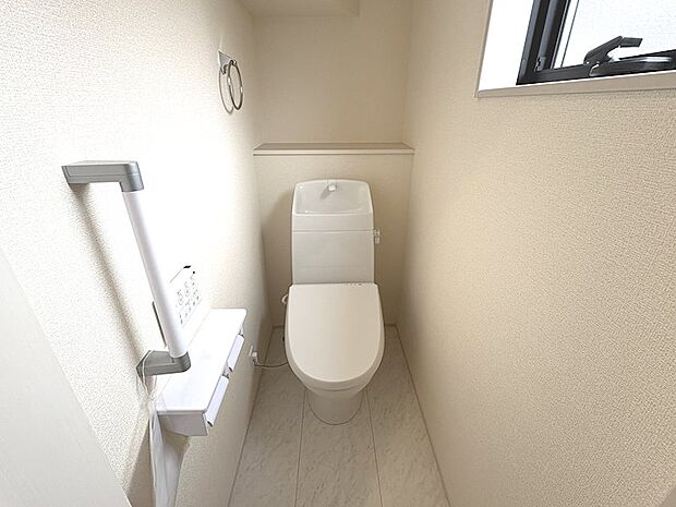 シンプルなシャワートイレです。手すりが付いており、老後も安心してご利用いただけます。