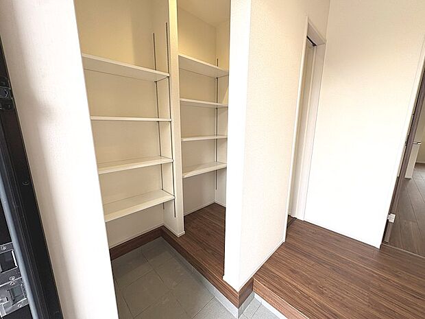 玄関はお家の顔ともいわれる大事な場所です!靴を散乱したままにしたくない方に大変便利な大容量収納となっております♪