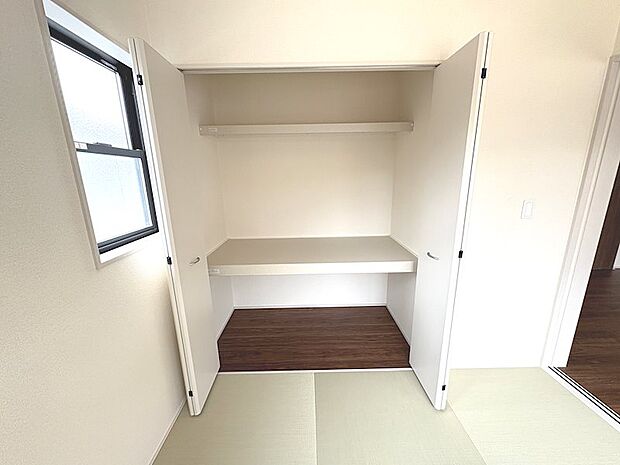 客間や家事スペースとしても重宝する和室。畳の香りに癒やされる落ち着きの空間です。