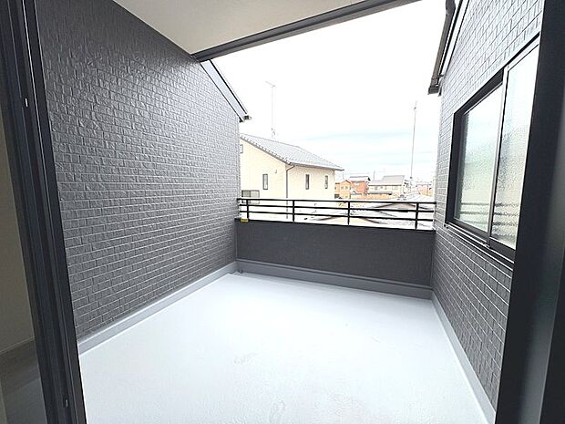 日当たりの良い南向きバルコニー。お洗濯物もよく乾き、家事効率もアップします。