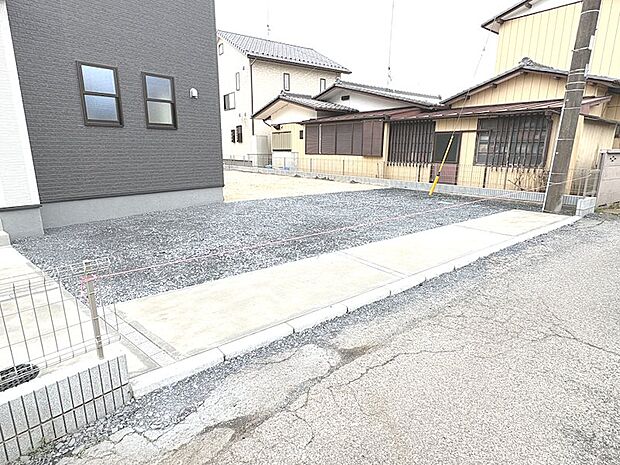 駐車場は3台以上可能です♪