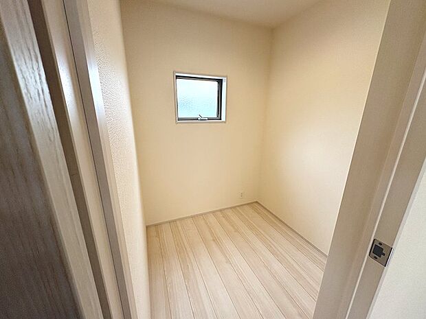 2帖の納戸。書斎や物置としてご活用いただけます。