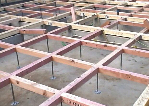 建物の床をささえる『床束（ゆかづか）』という支持材に、サビやシロアリを寄せ付けない鋼製の床束を採用。