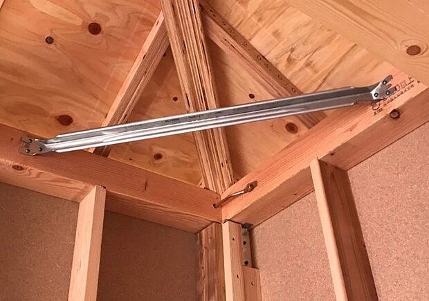 構造材をつなぎとめる接合部には「耐震金物」を採用。