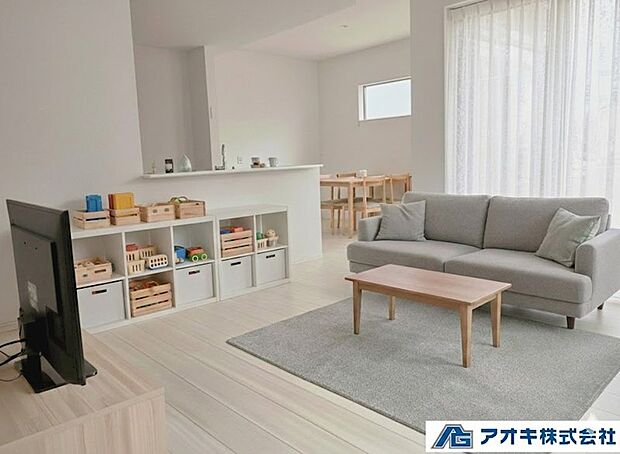 21.75帖の広々リビングで、お好きなカスタマイズでレイアウト可能です♪（家具はCG）