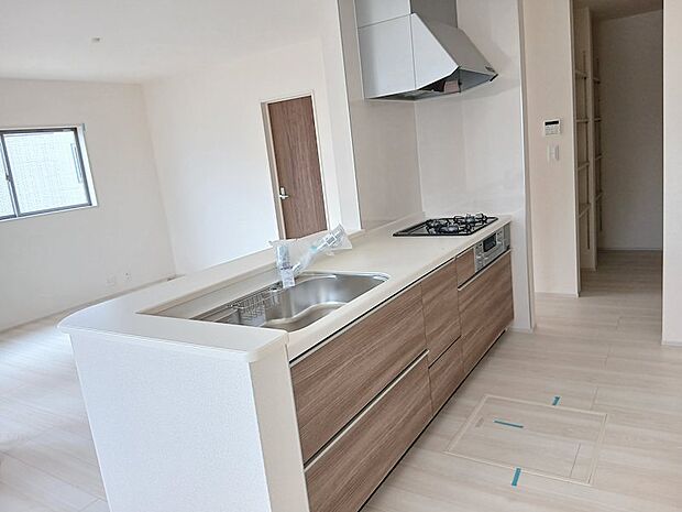 収納が豊富なシステムキッチンです♪対面式なのでリビングの状況を確認しながらお料理が楽しめます♪