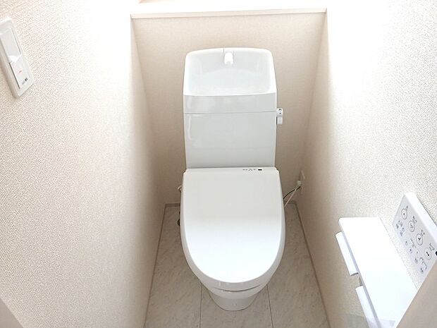 シンプルなシャワートイレです。手すりが付いており、老後も安心してご利用いただけます。