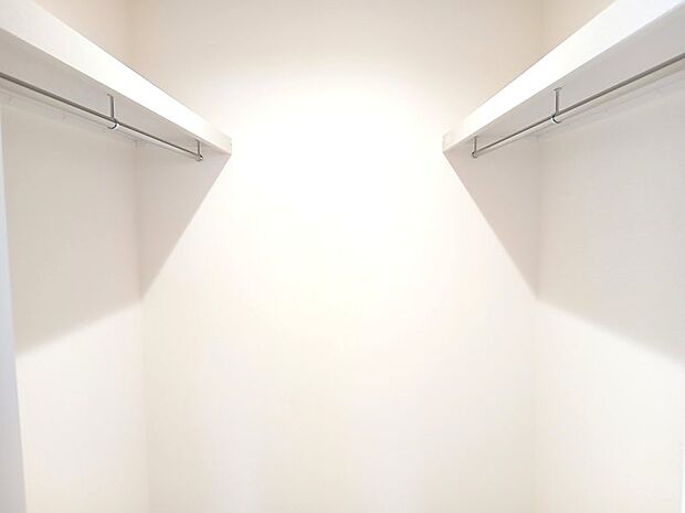 リビングに併設された収納部屋です♪(2帖)