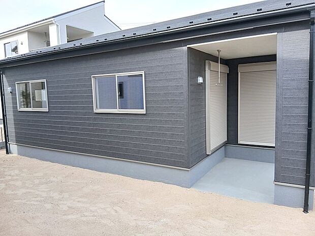 現況の土のままでのお引渡となります。ウッドデッキや人工芝の設定は弊社にお任せください♪