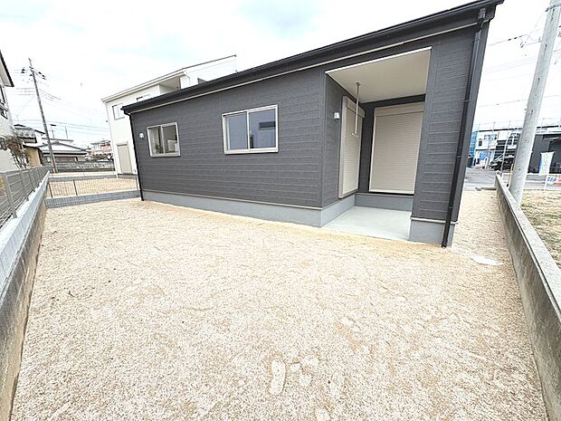 現況の土でのお引渡となります。ウッドデッキや人工芝などは弊社で施工可能です♪