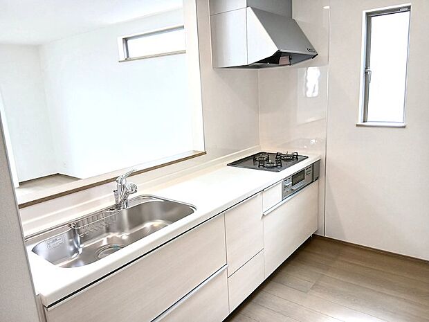 収納力抜群のシステムキッチン。背面にはカップボードも設置可能です♪