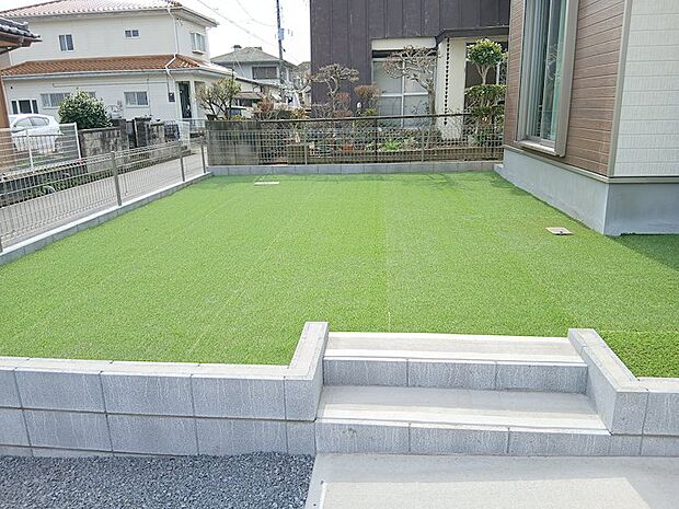 お庭には人工芝を敷いております♪お外でお子様やペットと遊ぶのもいいですね♪