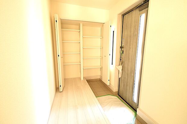 天井までびっしりとあるシューズクローゼットは可動棚になっており、ブーツや長物に合わせて棚の位置を変更できます♪