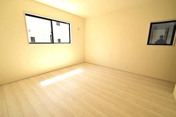 8帖の広々寝室。ご家族やご夫婦でご活用されても丁度いい空間です。