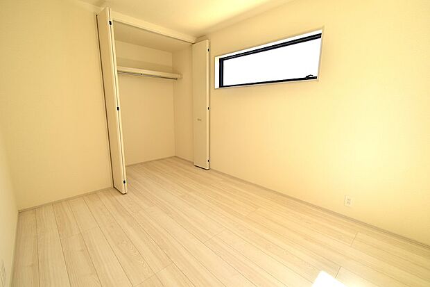 各お部屋には広々クローゼットが併設されております。