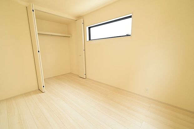 各お部屋には広々クローゼットが併設されております。