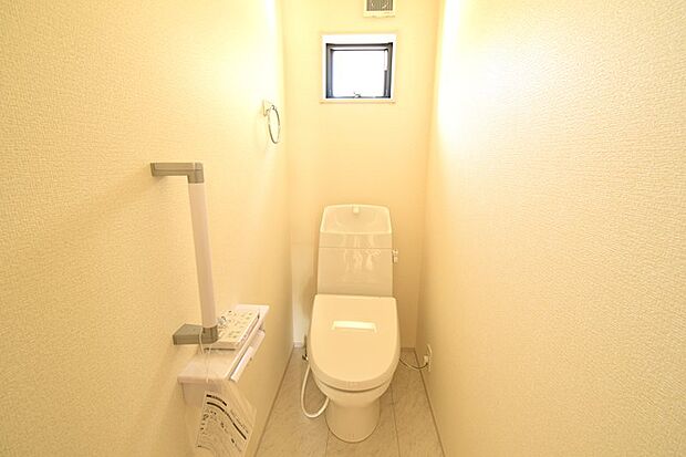 シンプルなシャワートイレです。手すりが付いており、老後も安心してご利用いただけます。