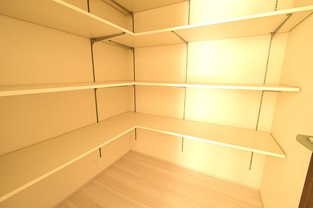 2帖の納戸。可動棚式でパントリーとしてもご利用いただけます♪