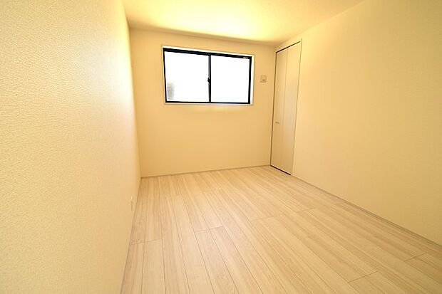 各お部屋には広々クローゼットが併設されております。