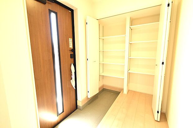 天井までびっしりとあるシューズクローゼットは可動棚になっており、ブーツや長物に合わせて棚の位置を変更できます♪