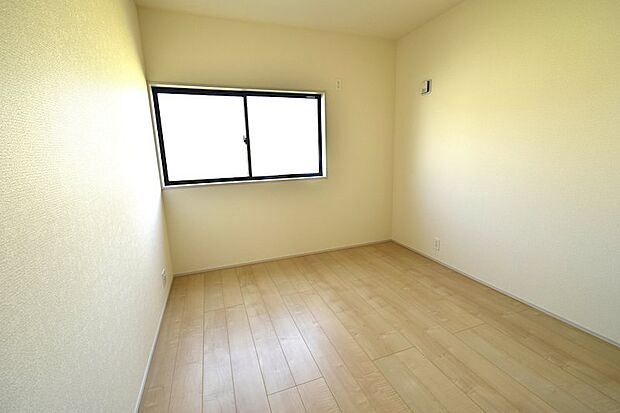 各お部屋には広々クローゼットが併設されております。