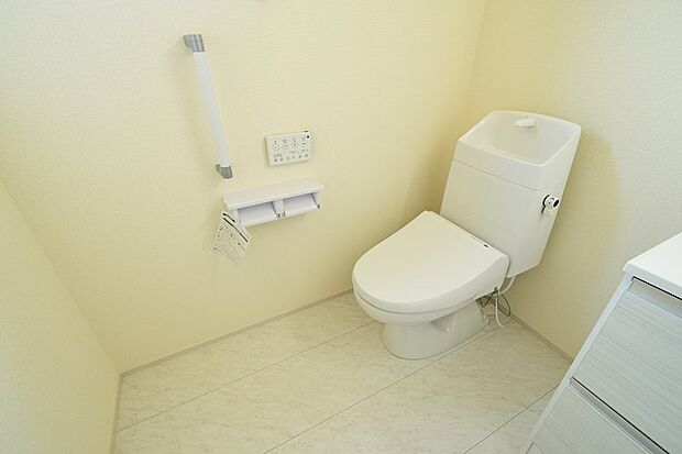 シンプルなシャワートイレです。手すりが付いており、老後も安心してご利用いただけます。