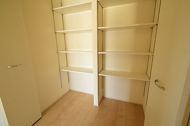 寝室の正面には広々収納庫!お客様には見られない位置に設置してあるのが意外とうれしいですよね♪