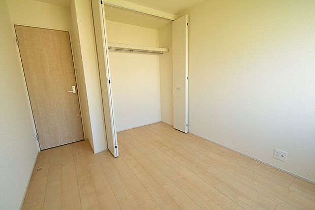 各お部屋には広々クローゼットが併設されております。