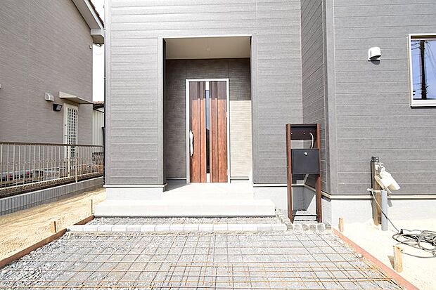 ガラスラインのあるドアを設置。光を吸収し一日中明るい玄関となります♪