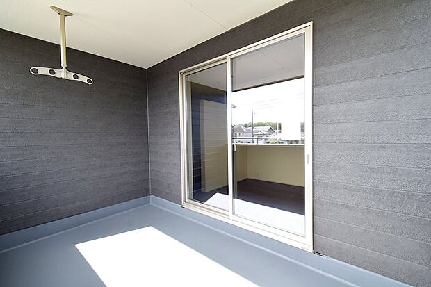 大きなバルコニーがご家族の衣類を干すだけではなく園芸や夏場のプールにご活用いただけます。