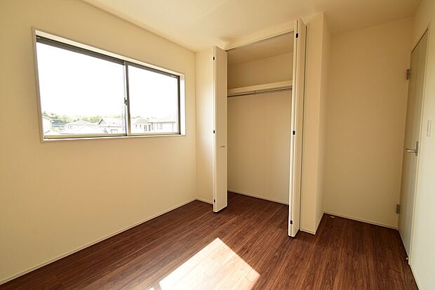 お子様のお部屋にはクローゼット、ご夫婦のお部屋にはWICが設置されております♪