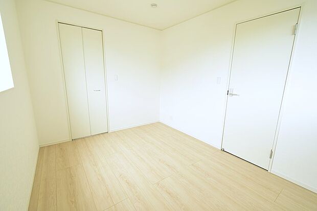 ●子供部屋　6帖の子供部屋。最近のお子様はあまり自室にいない傾向があり、大きすぎず小さすぎない間取が好まれております♪