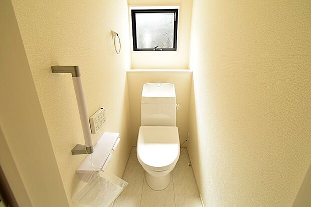 シンプルなシャワートイレです。手すりが付いており、老後も安心してご利用いただけます。