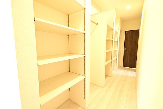 通路にも収納を施しており、室内がもので溢れちゃう…を防止してくれます!